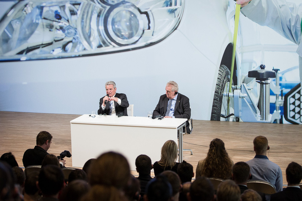 Bundespräsident Joachim Gauck im Gespräch mit Auszubildenden und Studierenden von Škoda-Auto