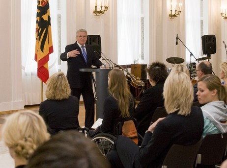 Bundespräsident Joachim Gauck hält eine Rede zur Verleihung des Silbernen Lorbeerblattes an die Medaillengewinner der diesjährigen Olympischen und Paralympischen Winterspiele