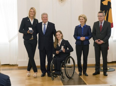 Bundespräsident Joachim Gauck ehrt die Sportlerinnen Maria Höfl-Riesch (li.) und Anna Schaffelhuber mit dem Silbernen Lorbeerblatt