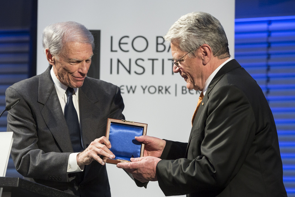 Bundespräsident Joachim Gauck erhält die Leo-Baeck-Medaille vom Präsidenten des Leo-Baeck-Institutes, Rabbiner Ronald B. Sobel