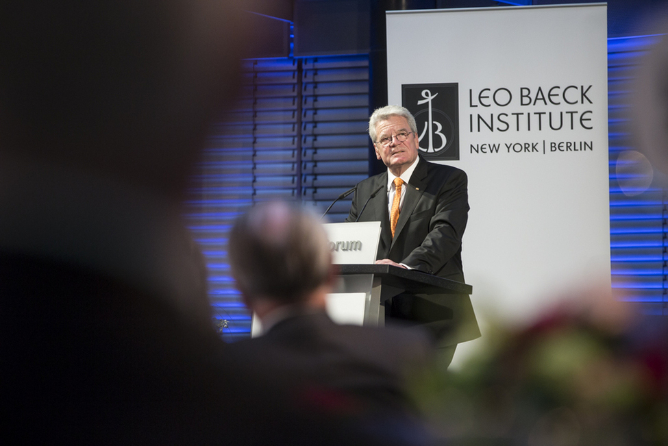 Bundespräsident Joachim Gauck hält eine Rede bei der Verleihung der Leo-Baeck-Medaille in Berlin