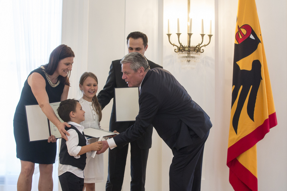 Bundespräsident Joachim Gauck überreicht die Einbürgerungsurkunden an Familie Haus in Schloss Bellevue