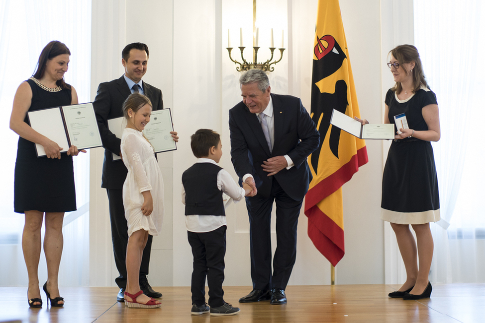 Bundespräsident Joachim Gauck überreicht die Einbürgerungsurkunden an Familie Haus in Schloss Bellevue