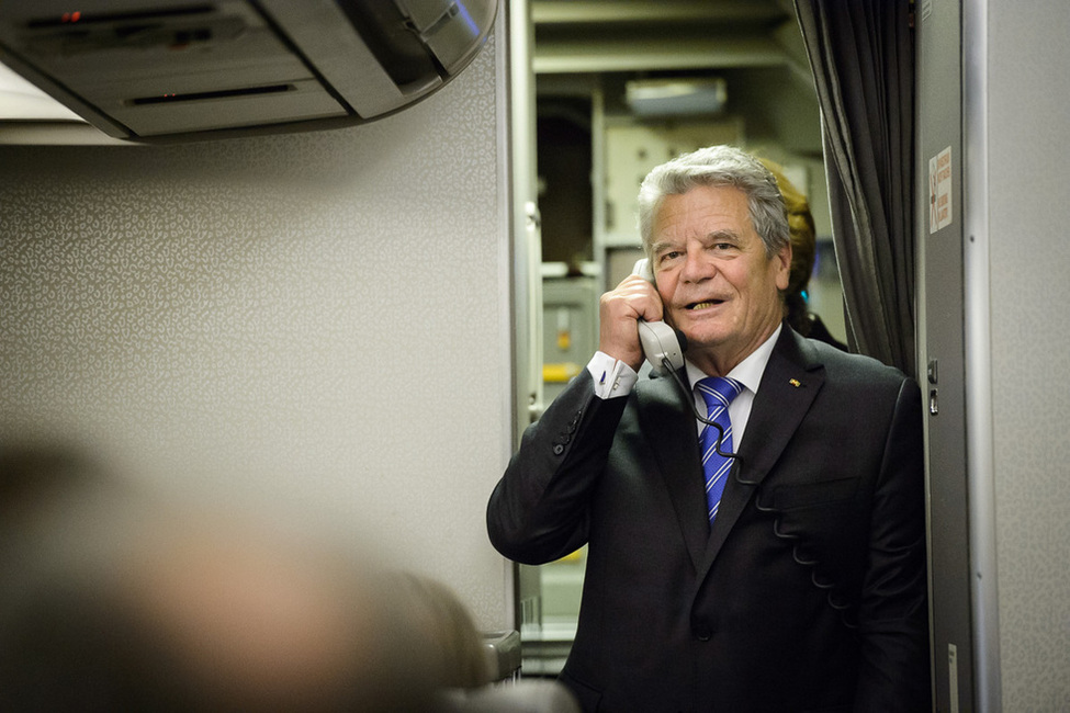 Bundespräsident Joachim Gauck bedankt sich auf dem Rückflug nach Berlin beim Diplomatischen Korps