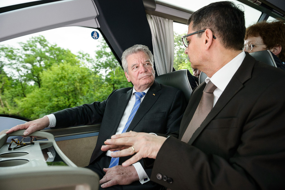 Bundespräsident Joachim Gauck im Gespräch mit dem tunesischen Botschafter auf der Fahrt nach Frankfurt/Main