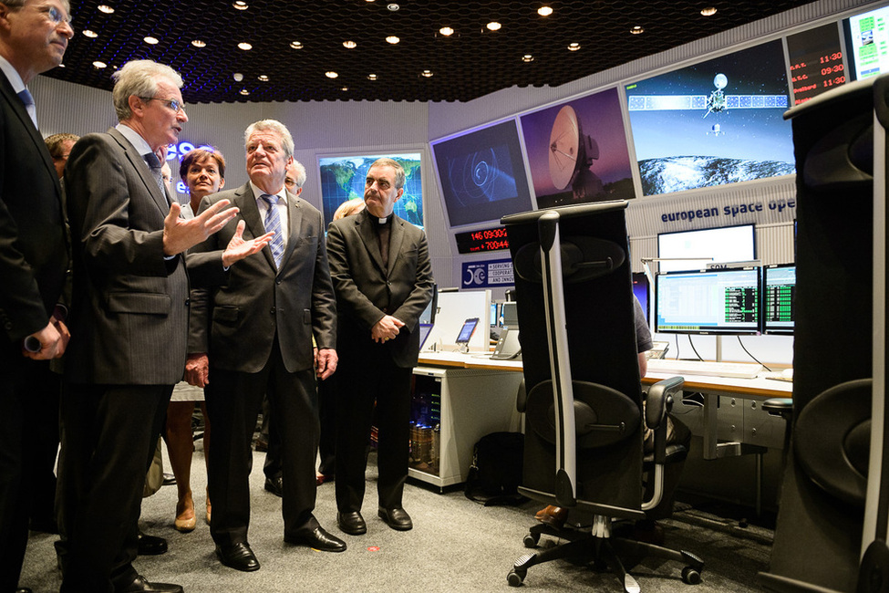 Bundespräsident Joachim Gauck im Austausch im Hauptkontrollzentrum der Europäischen Weltraumorganisation ESA in Darmstadt