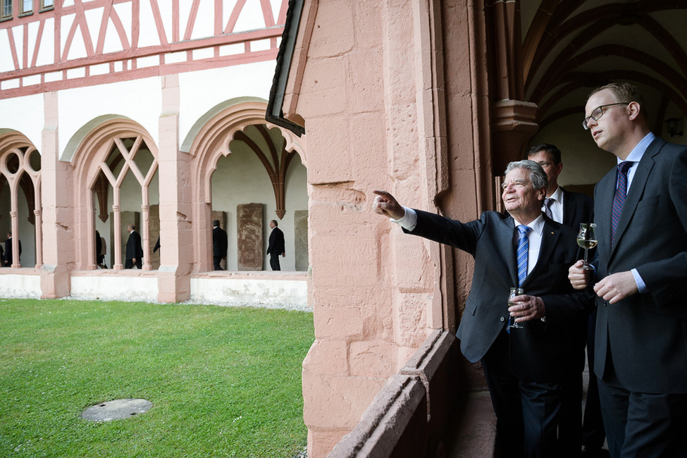 Bundespräsident Joachim Gauck beim Rundgang durch das Kloster Eberbach in Eltville am Rhein