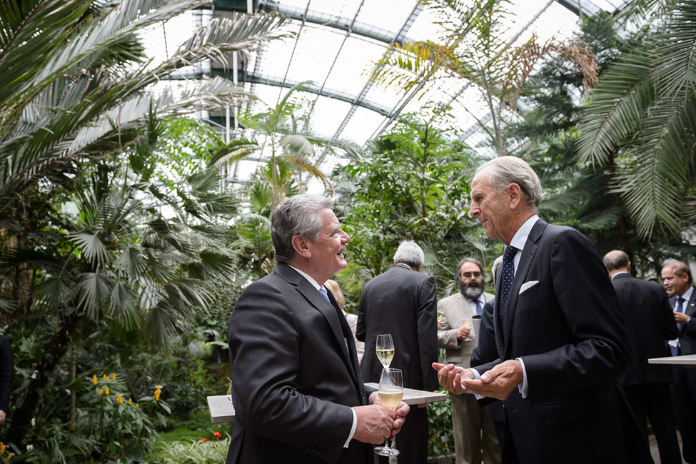 Bundespräsident Joachim Gauck im Austausch im Palmengarten in Frankfurt/Main