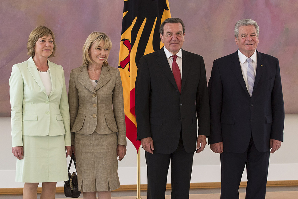 Bundespräsident Joachim Gauck empfängt zusammen mit Daniela Schadt Bundeskanzler a. D. Gerhard Schröder und Doris Schröder-Köpf