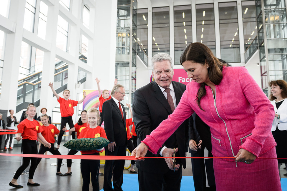 Bundespräsident Joachim Gauck eröffnet zusammen mit der Senatorin für Bildung, Jugend und Wissenschaft des Landes Berlin, Sandra Scheeres, den 15. Deutschen Kinder- und Jugendhilfetag