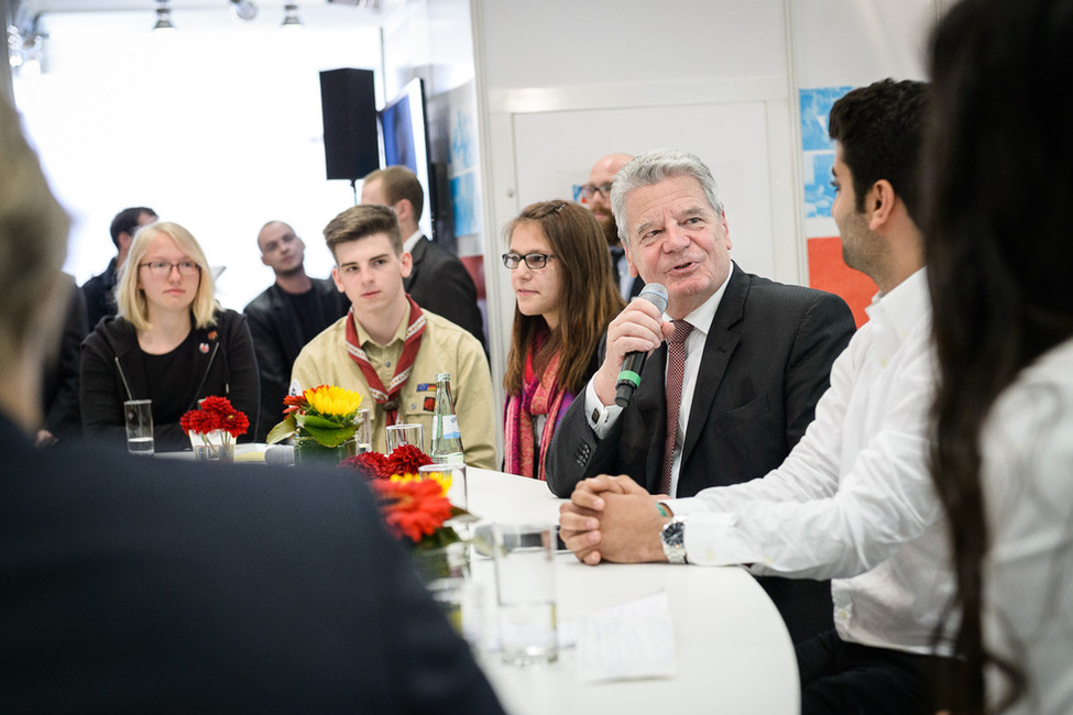 Bundespräsident Joachim Gauck im Austausch mit Jugendlichen beim 15. Deutschen Kinder- und Jugendhilfetag in der Messe Berlin