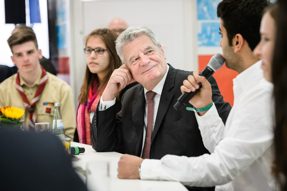 Bundespräsident Joachim Gauck im Austausch mit Jugendlichen beim 15. Deutschen Kinder- und Jugendhilfetag in der Messe Berlin