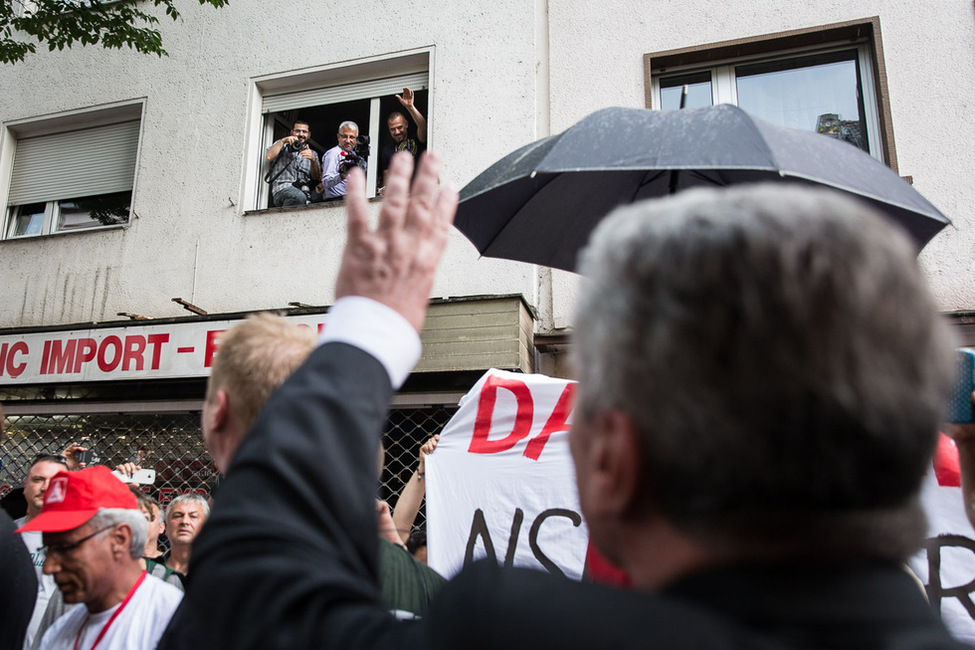 Bundespräsident Joachim Gauck beim Gang durch die Keupstraße anlässlich des Gedenkens zum 10. Jahrestag des NSU-Anschlages in Köln