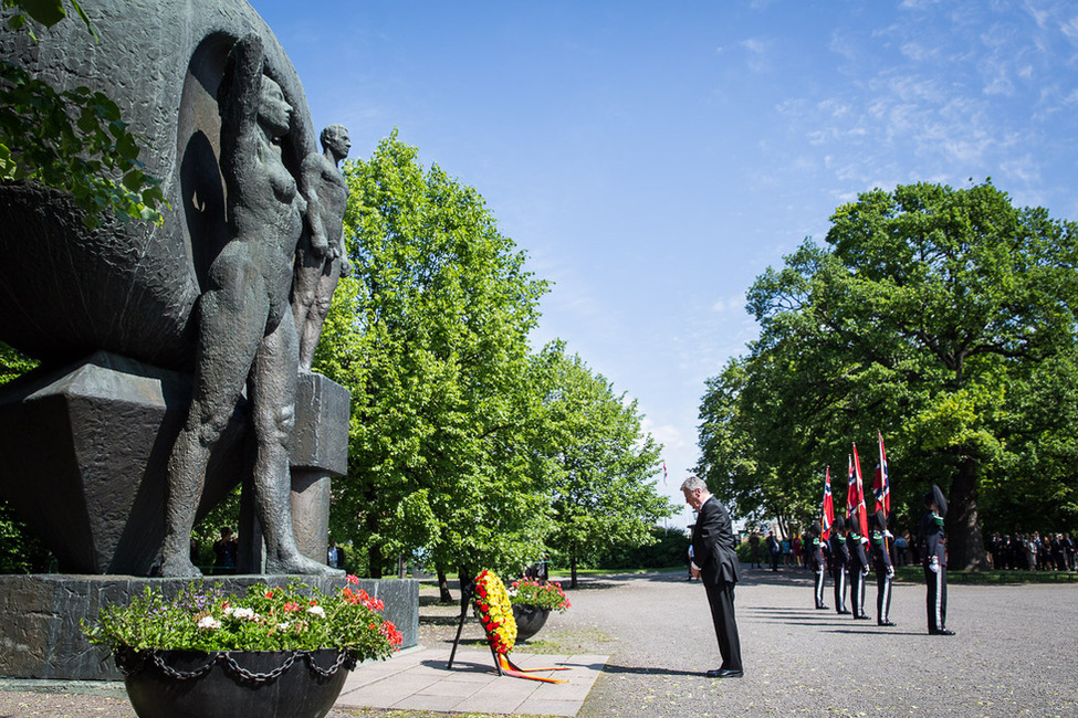 Bundespräsident Joachim Gauck bei der Kranzniederlegung am Nationalen Ehrenmal für die Gefallenen des Krieges in Oslo