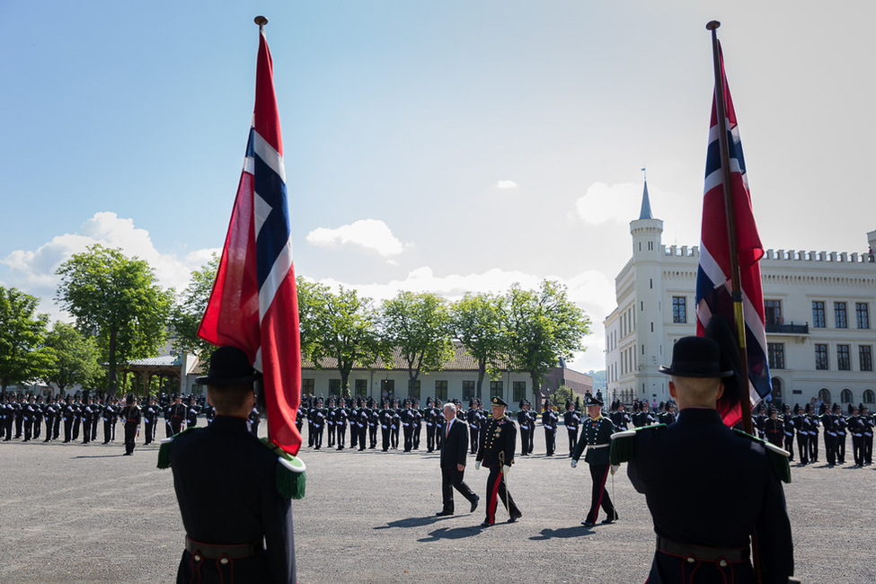 Bundespräsident Joachim Gauck beim Empfang mit militärischen Ehren im Osloer Schloss