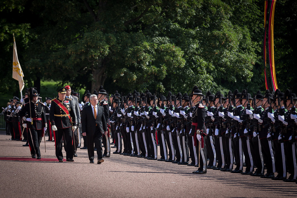 Bundespräsident Joachim Gauck mit König Harald V. beim Empfang mit militärischen Ehren im Osloer Schloss