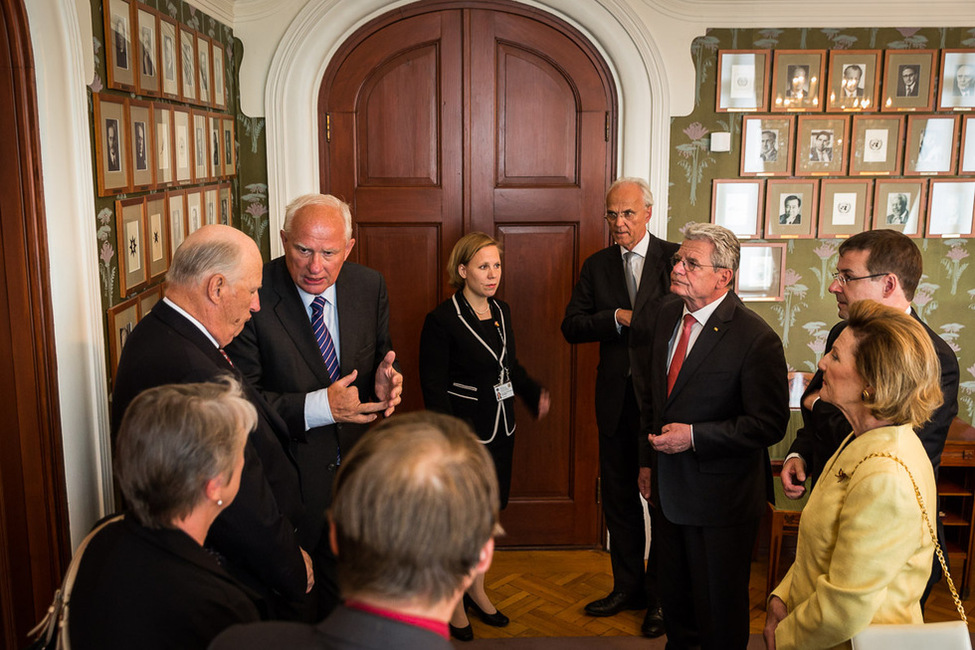 Bundespräsident Joachim Gauck wird vom Direktor des Nobelinstituts, Geir Lundestad, im Raum des Nobelkomitees begrüßt