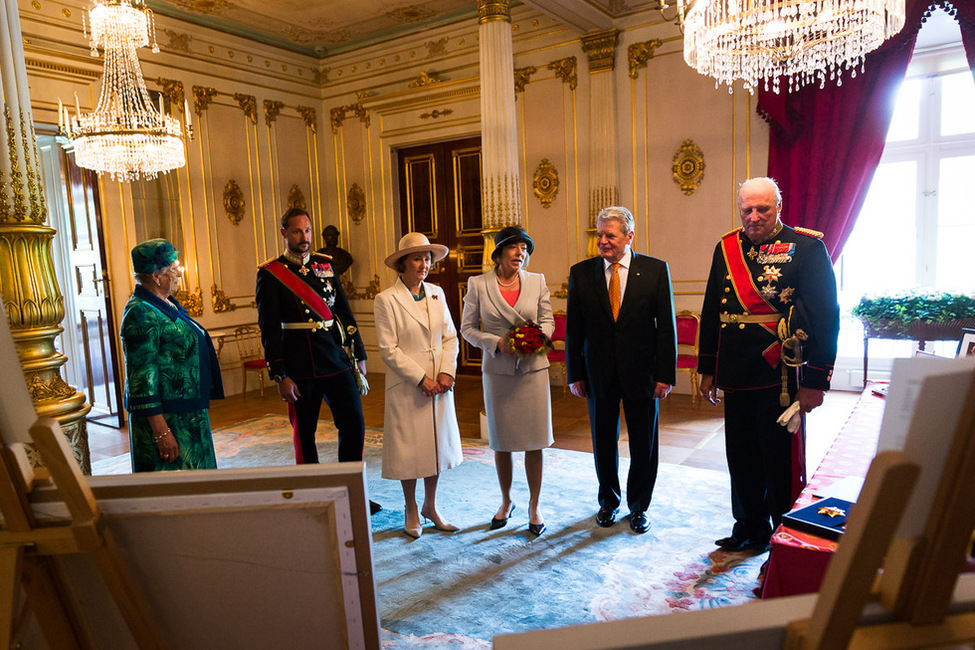 Bundespräsident Joachim Gauck und Daniela Schadt mit der norwegischen Königsfamilie beim Austausch von Geschenken im weißen Salon des Schlosses anlässlich des Staatsbesuches im Königreich Norwegen