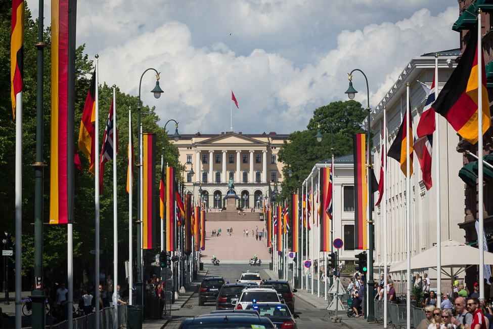 Karl-Johan-Gate mit Schloss in Oslo