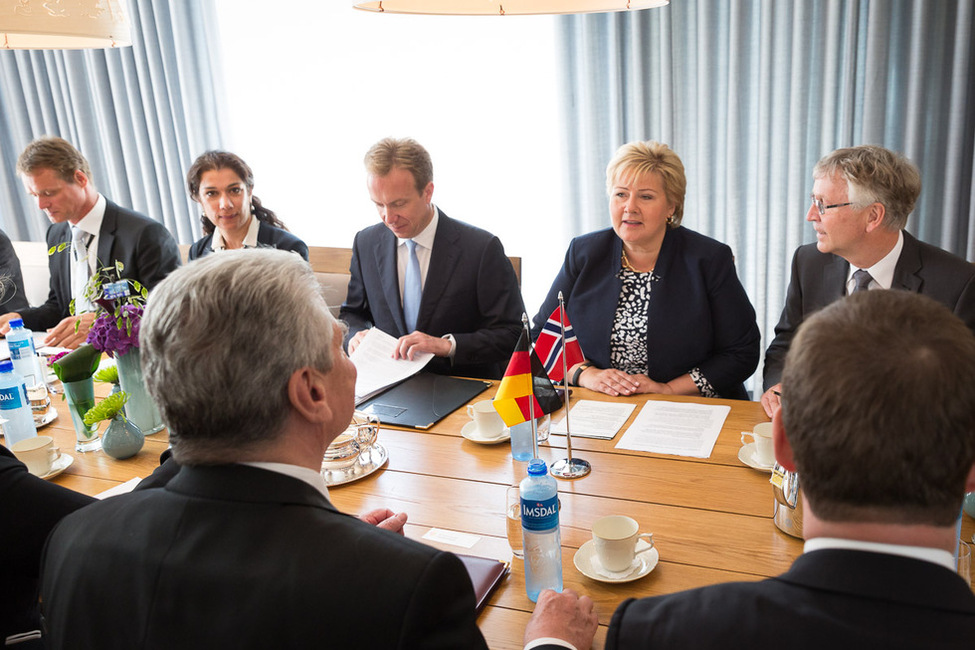 Bundespräsident Joachim Gauck im Gespräch mit der norwegischen Ministerpräsidentin Erna Solberg in Oslo