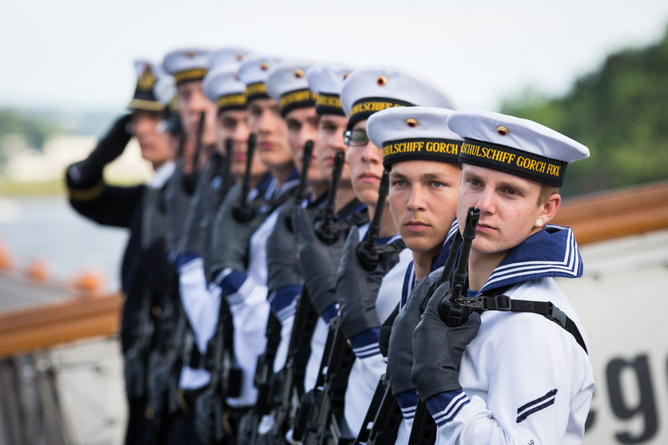 Militärische Begrüßung auf dem Segelschulschiff Gorch Fock