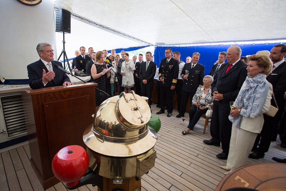 Bundespräsident Joachim Gauck hält eine Ansprache während des Empfangs auf dem Segelschulschiff Gorch Fock