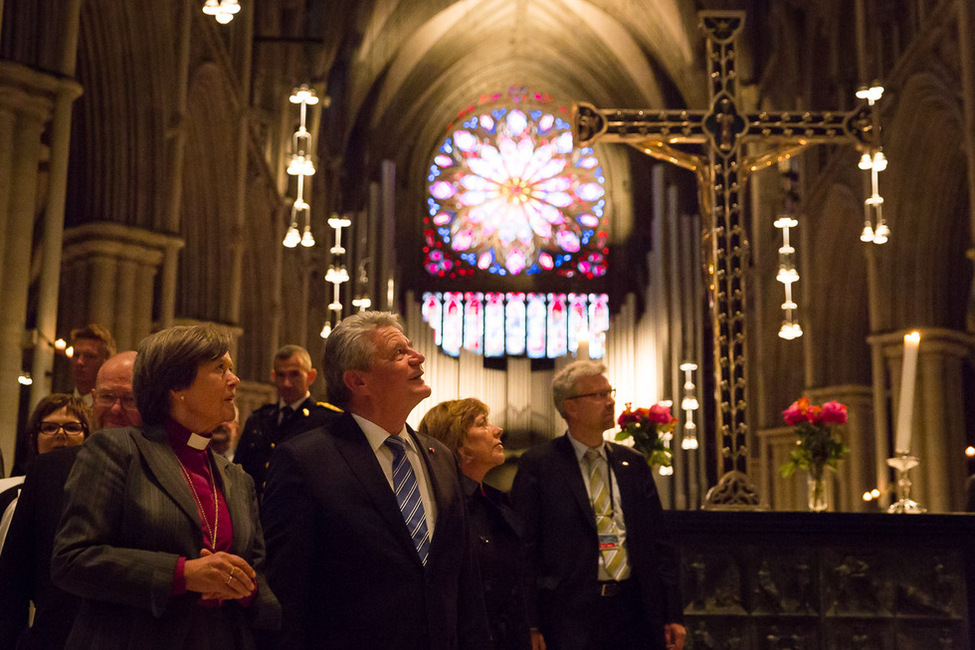 Bundespräsident Joachim Gauck und Daniela Schadt besichtigen den Nidarosdom in Trondheim