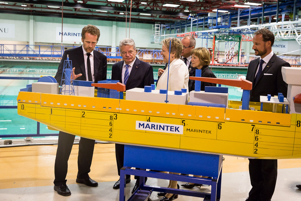 Bundespräsident Joachim Gauck und Daniela Schadt im Austausch mit Wissenschaftlern des Marintek-Forschungszentrum der Universität Trondheim