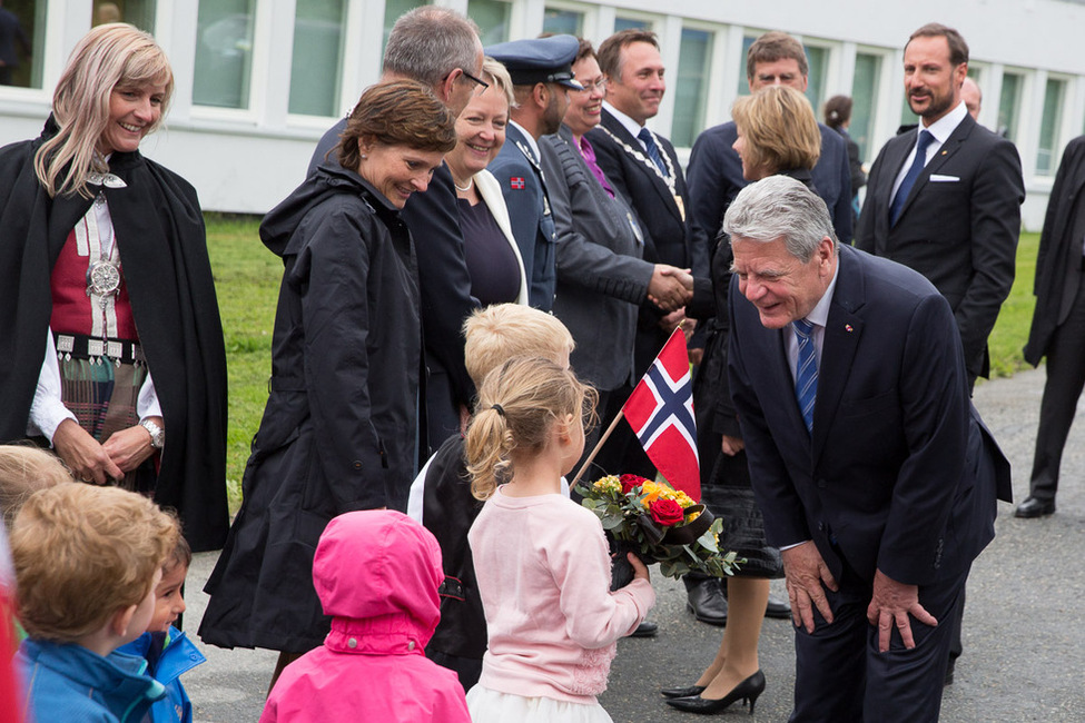 Bundespräsident Joachim Gauck und Daniela Schadt bei der Begrüßung durch norwegische Kinder auf dem Flughafen in Trondheim