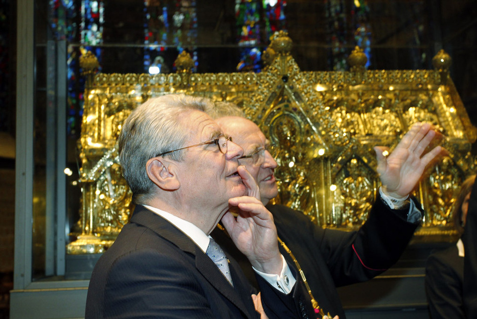 Bundespräsident Joachim Gauck bei einem Rundgang durch die Ausstellung 'Karl der Grosse. Macht Kunst Schaetze' im Rathaus von Aachen