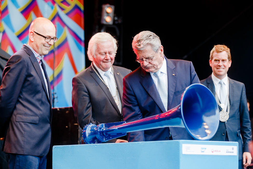 Bundespräsident Joachim Gauck eröffnet mit einem Typhonsignal im Beisein des schleswig-holsteinischen Ministerpräsidenten Torsten Albig die Kieler Woche 