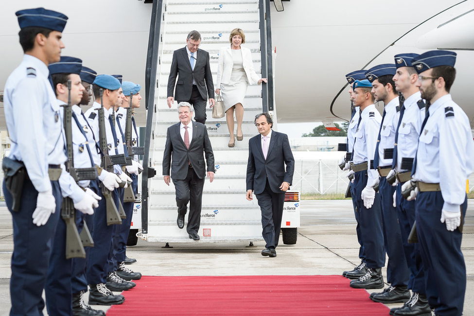 Bundespräsident Joachim Gauck und Daniela Schadt bei der Ankunft auf dem Flughafen von Lissabon 