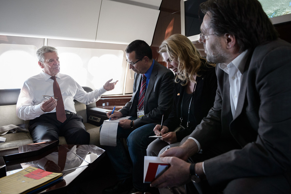 Bundespräsident Joachim Gauck im Gespräch mit Journalistinnen und Journalisten während des Flugs nach Lissabon 