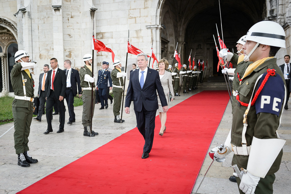 Bundespräsident Joachim Gauck und Daniela Schadt schreiten beim Staatsbesuch in Portugal durch das Ehrenspalier der Ehrenformation der portugiesischen Armee