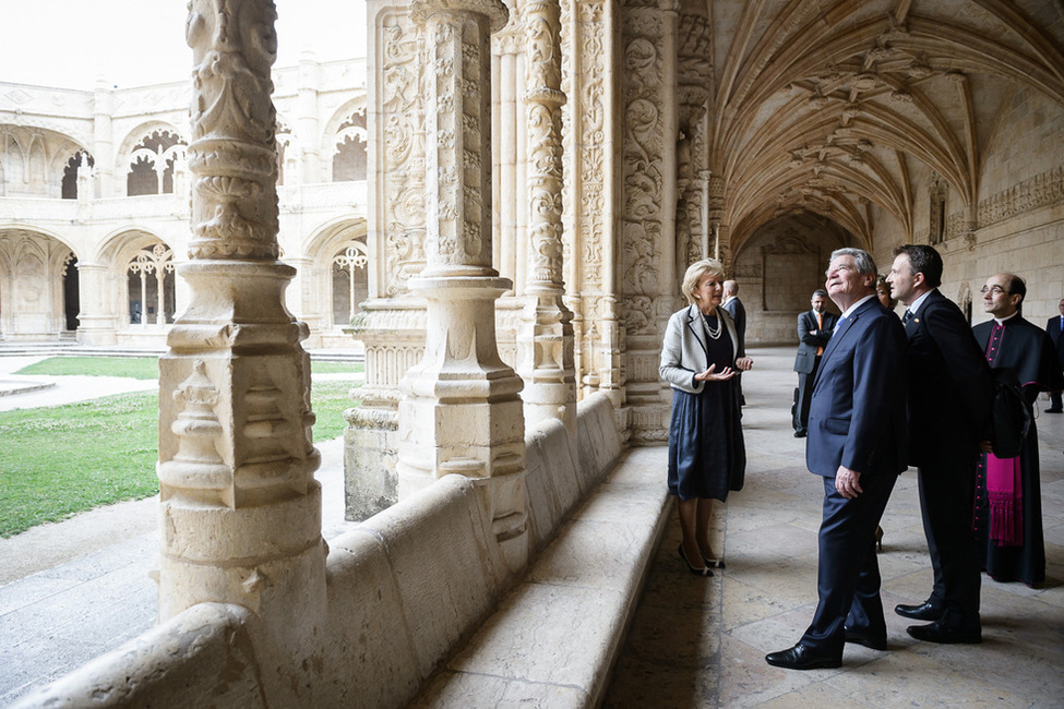 Bundespräsident Joachim Gauck besichtigt den Kreuzgang des Hieronymitenklosters in Lissabon