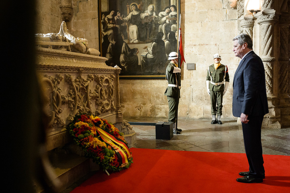 Bundespräsident Joachim Gauck legt in Lissabon am Grabmal des Nationaldichters Luís Vaz de Camões einen Kranz nieder