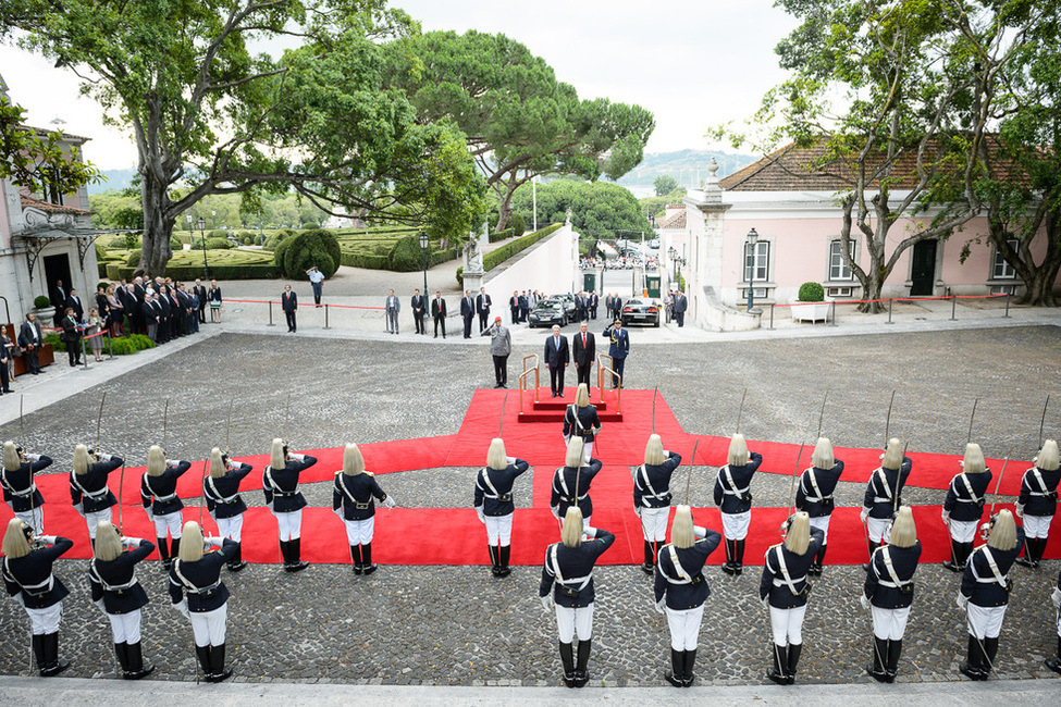 Bundespräsident Joachim Gauck wird vom Präsidenten der Portugiesischen Republik, Aníbal António Cavaco Silva, mit militärischen Ehren begrüßt