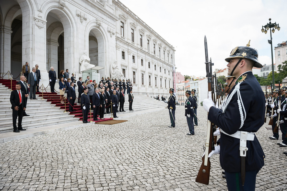 Bundespräsident Joachim Gauck wird von der Präsidentin des Portugiesischen Parlaments, Maria da Assunção Andrade Esteves, mit militärischen Ehren begrüßt