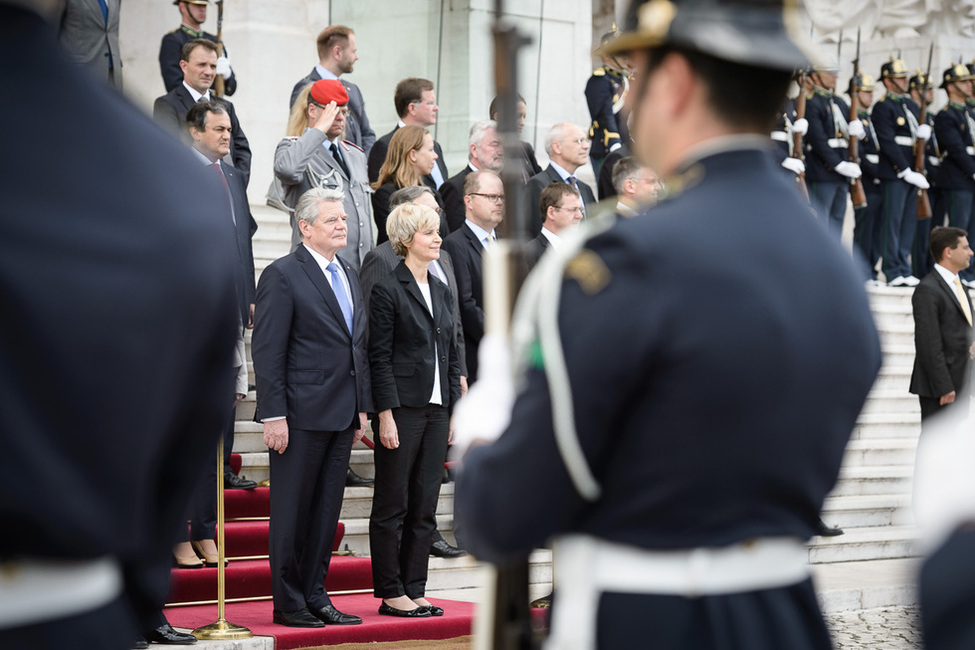 Bundespräsident Joachim Gauck wird von der Präsidentin des Portugiesischen Parlaments, Maria da Assunção Andrade Esteves, mit militärischen Ehren begrüßt