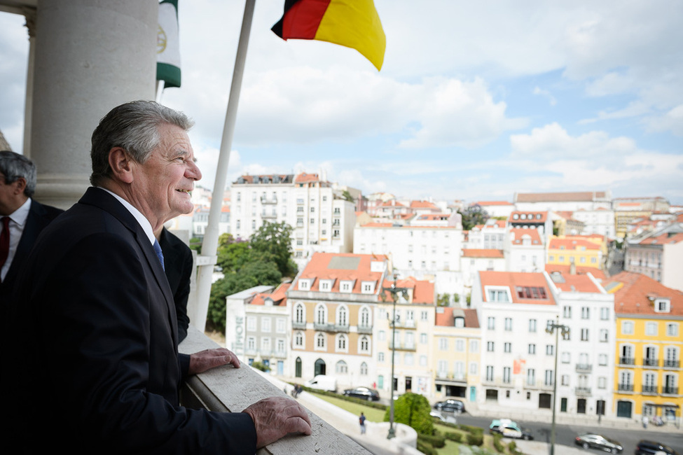 Bundespräsident Joachim Gauck schaut vom Palácio de São Bento, Sitz des portugiesischen Parlaments, auf Lissabon 