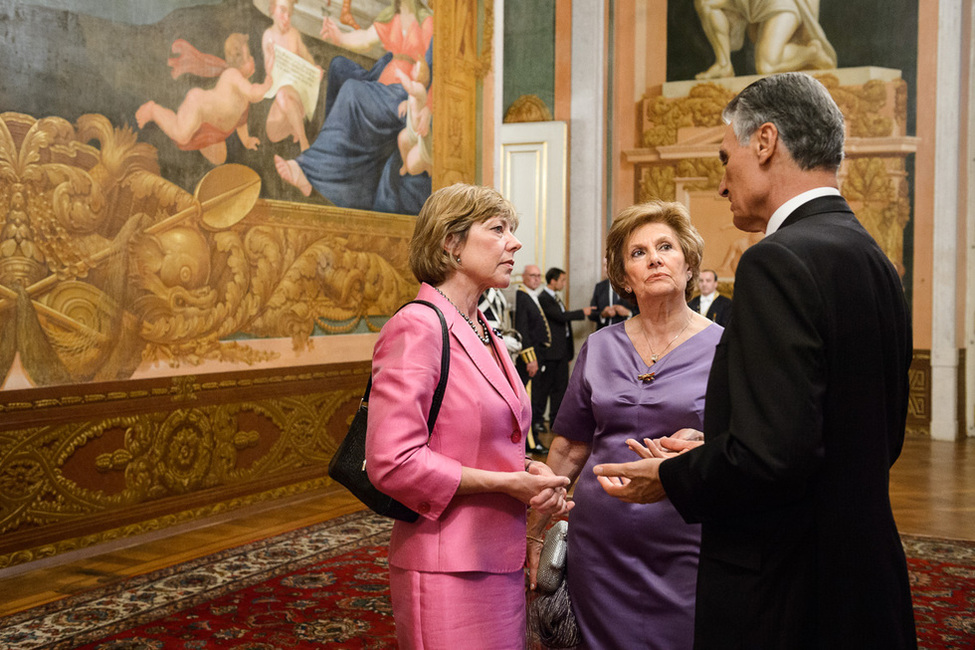 Daniela Schadt im Gespräch mit dem portugiesischen Präsidenten, Aníbal António Cavaco Silva, und Maria Cavaco Silva