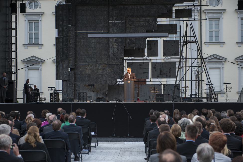 Bundespräsident Joachim Gauck hält eine Rede zur Theateraufführung 'Front' in Schloss Bellevue anlässlich der Gedenkveranstaltung '1914 – 2014. Hundert europäische Jahre'