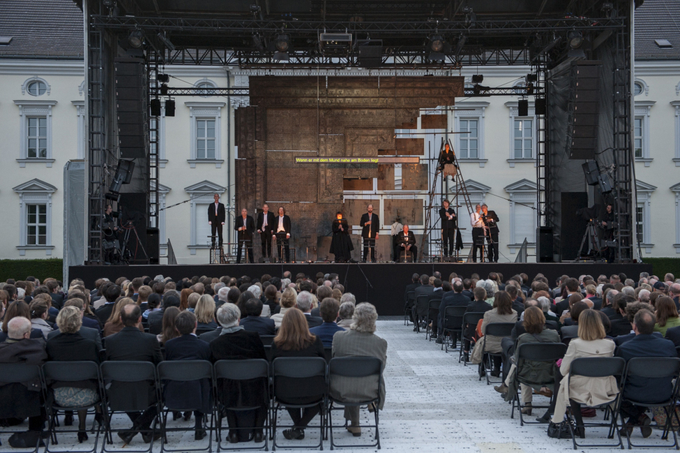 Theateraufführung 'Front' des Thalia Theaters und des NT Gent im Ehrenhof von Schloss Bellevue anlässlich der Gedenkveranstaltung '1914 – 2014. Hundert europäische Jahre'