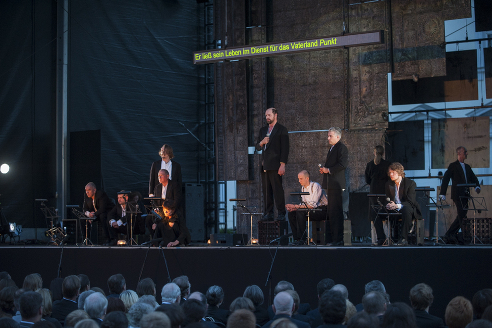 Theateraufführung 'Front' des Thalia Theaters und des NT Gent im Ehrenhof von Schloss Bellevue anlässlich der Gedenkveranstaltung '1914 – 2014. Hundert europäische Jahre'