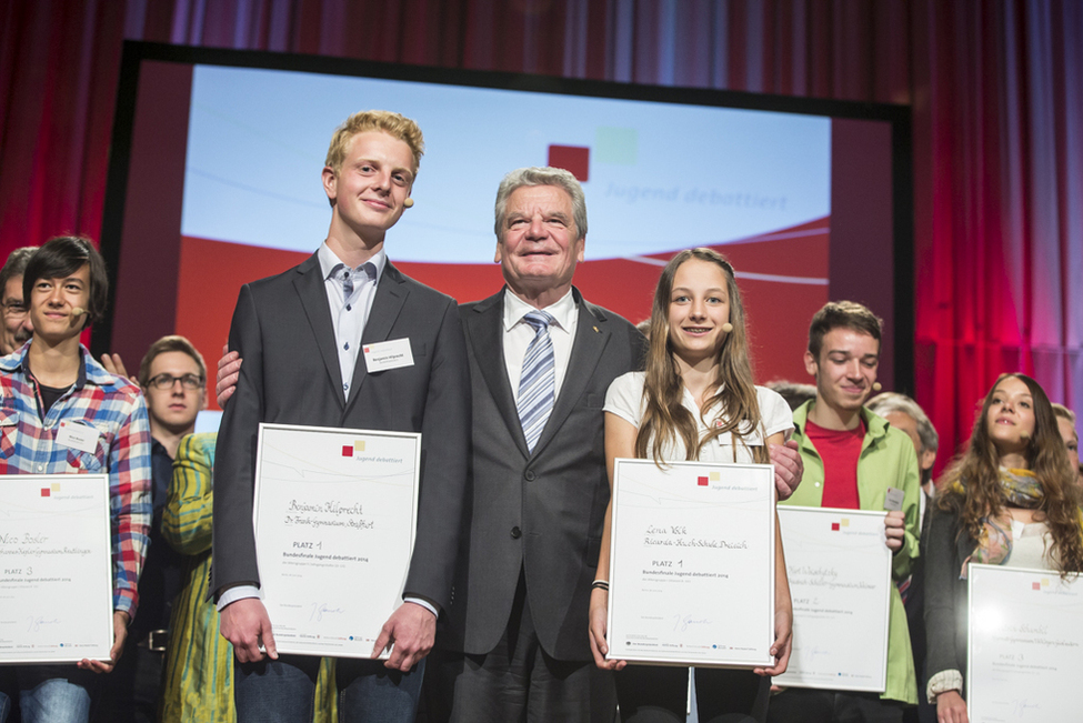 Bundespräsident Joachim Gauck mit den beiden Gewinnern des Bundesfinales 'Jugend debattiert 2014', Lena Volk und Benjamin Hilprecht