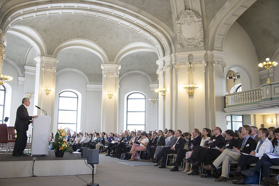 Bundespräsident Joachim Gauck hält beim 14. Berliner Symposium zum Flüchtlingsschutz der Evangelischen Akademie eine Rede