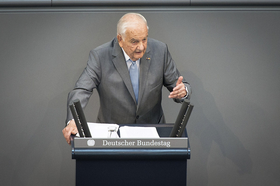 Der Publizist Alfred Grosser hält während der Gedenkstunde des Deutschen Bundestages aus Anlass des 100. Jahrestages des Ausbruchs des Ersten Weltkrieges eine Rede