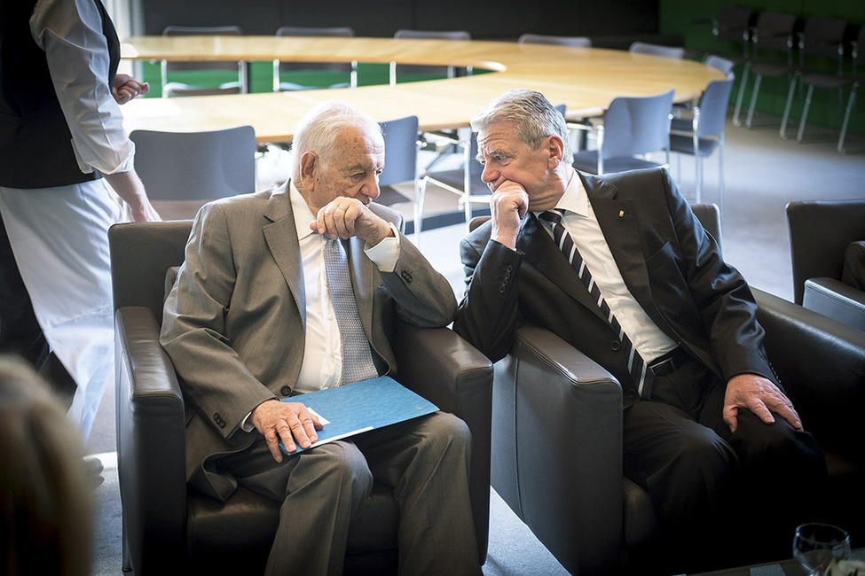 Bundespräsident Joachim Gauck und der Publizist unterhalten sich im Anschluss der Gedenkstunde des Deutschen Bundestages aus Anlass des 100. Jahrestages des Ausbruchs des Ersten Weltkrieges 
