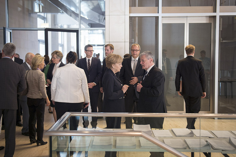Bundespräsident Joachim Gauck begegnet im Anschluss der Gedenkstunde des Bundestages zum 100. Jahrestag des Ausbruchs des Ersten Weltkrieges Bundeskanzlerin Angela Merkel
