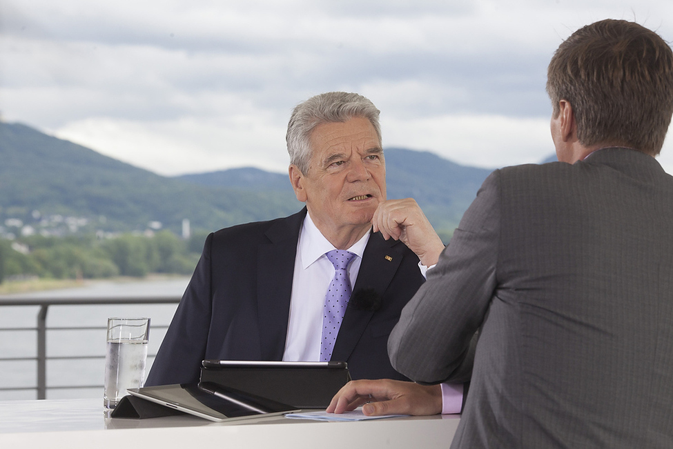 Bundespräsident Joachim Gauck im ZDF-Sommerinterview mit dem Journalisten Thomas Walde in Bonn